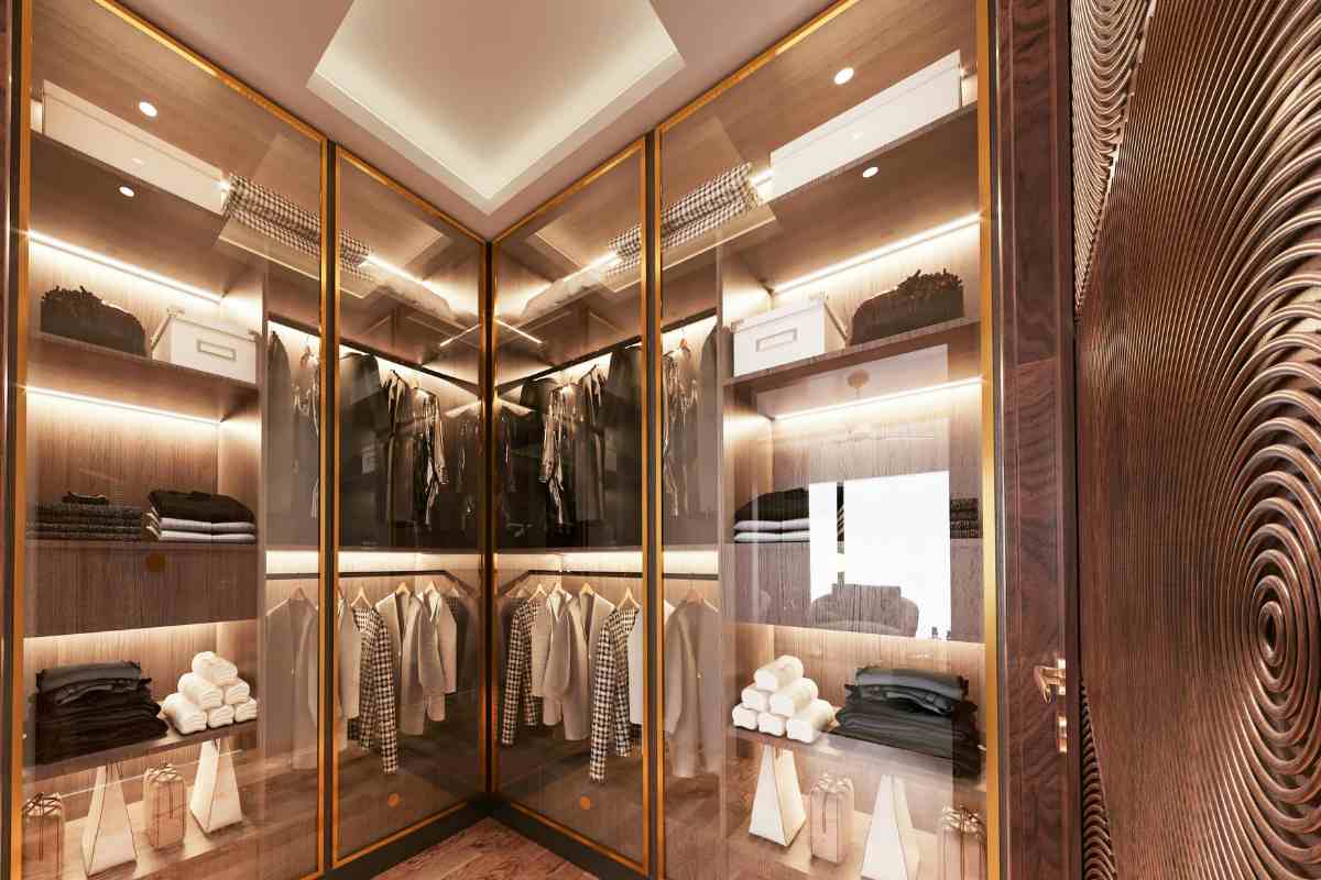 armadio angolare con specchi ed oggetti al suo interno 