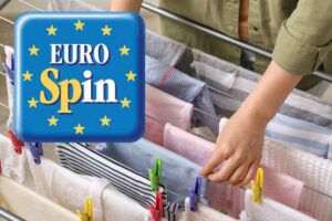 panni stesi con mano e mollette e logo eurospin