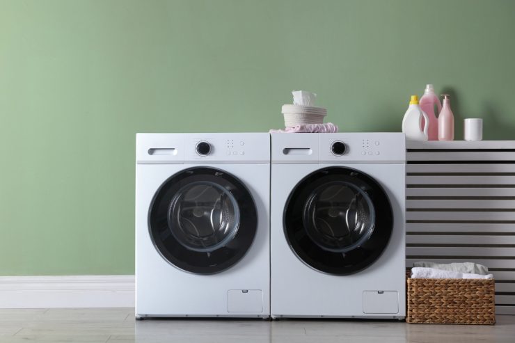 Una asciugatrice ed una lavatrice una di fianco all'altra