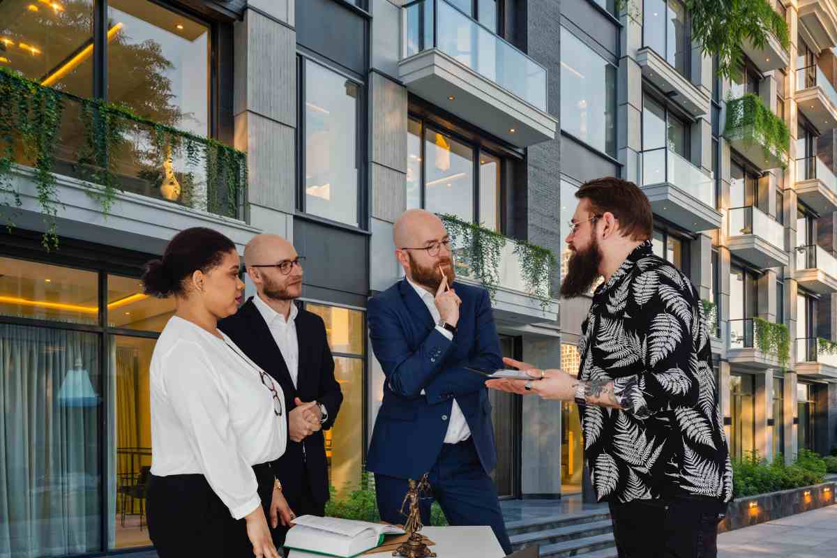 Un assemblea davanti ad un condominio