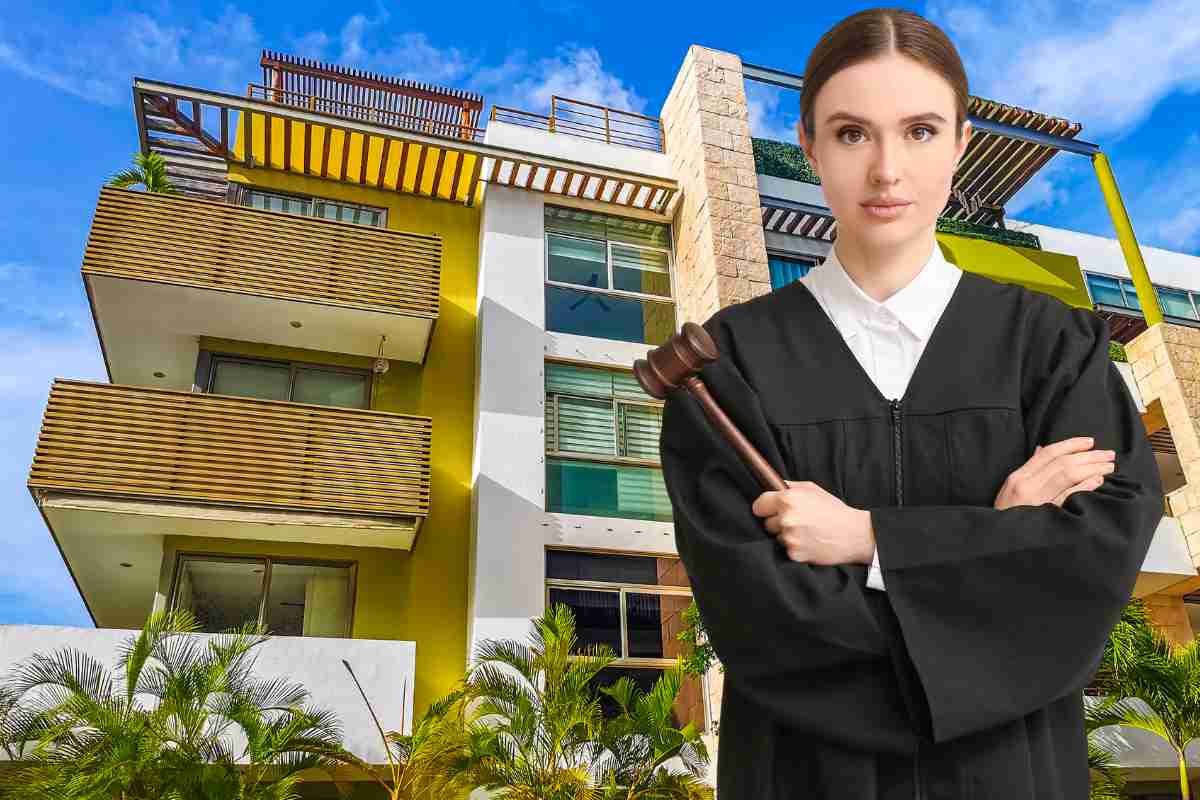 condominio e giudice con martelletto e braccia incrociate