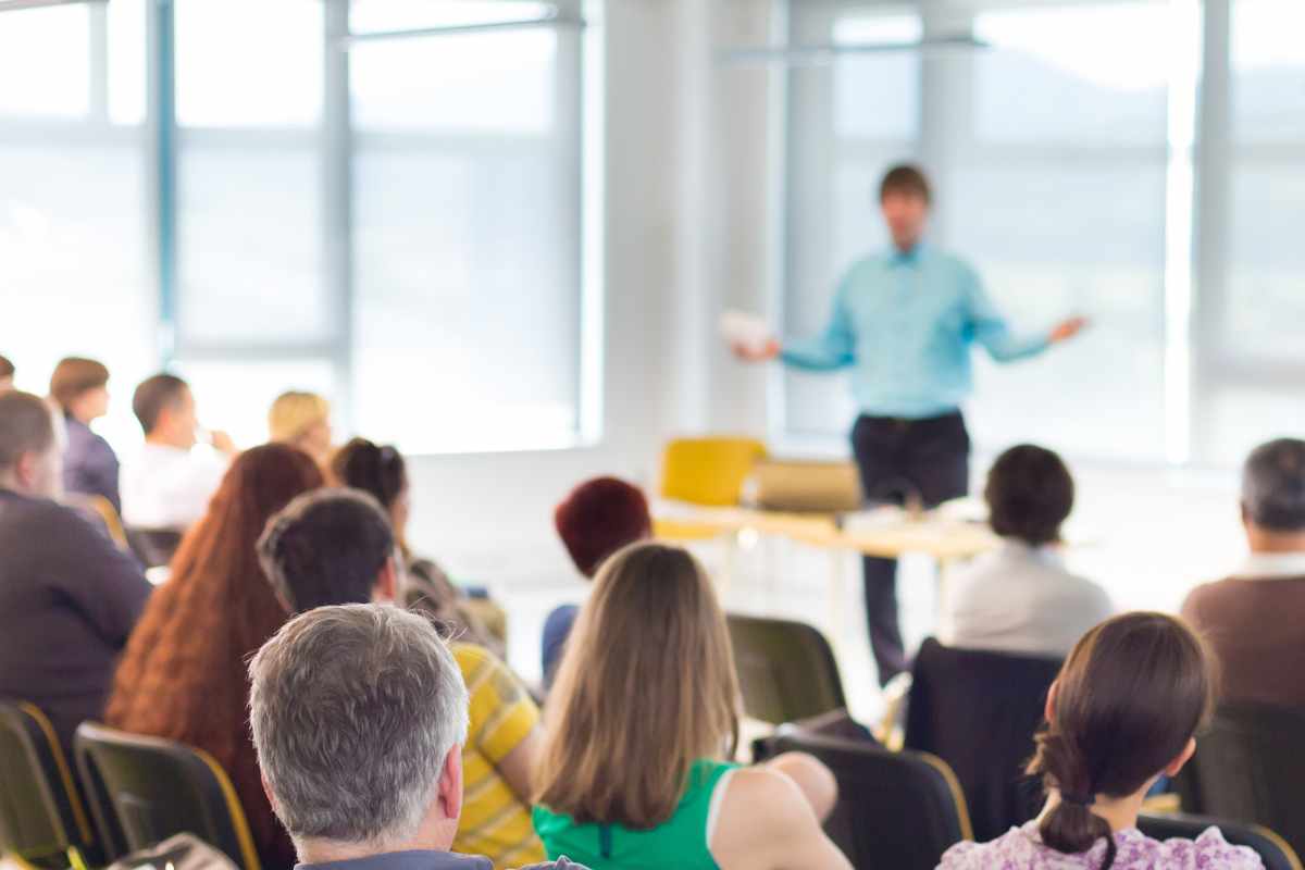 persone sedute in una assemblea 