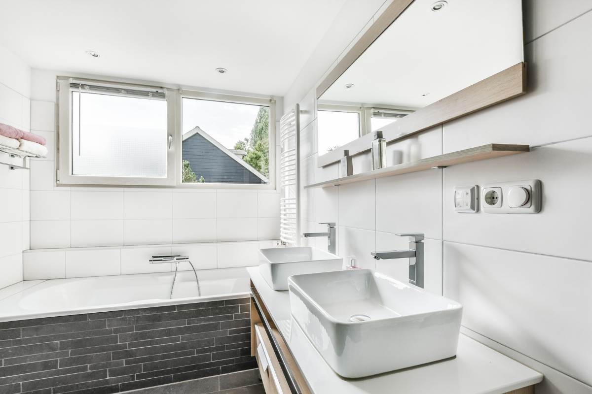 bagno con finestra aperta 