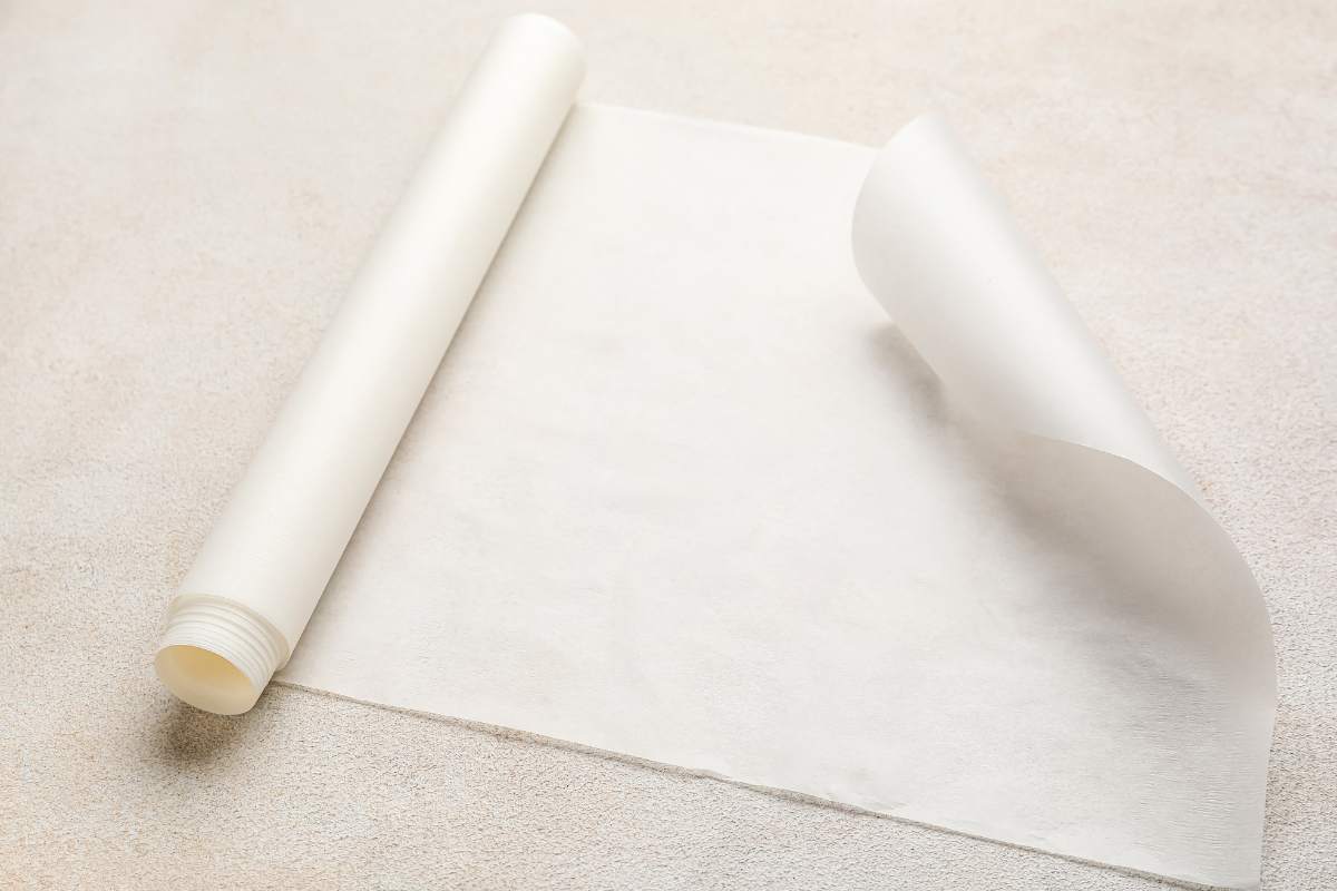 rotolo di carta da forno aperto per metà