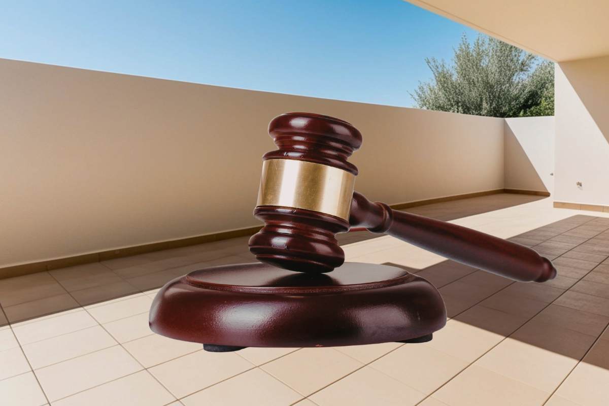 balcone con martelletto del giudice