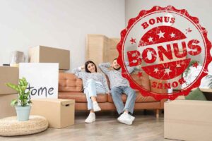 giovani in casa con scatoloni e scritta bonus