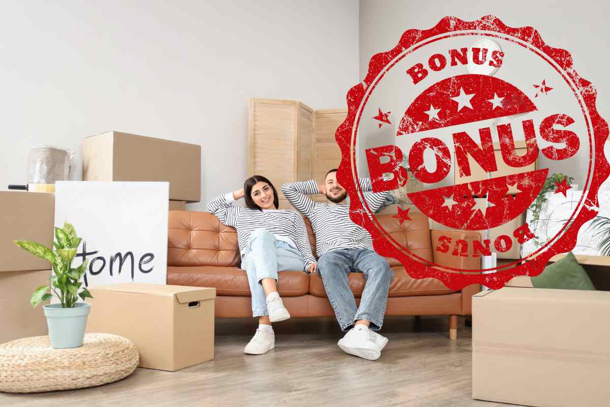 giovani in casa con scatoloni e scritta bonus