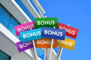 balcone con tanti cartelli colorati e scritta bonus