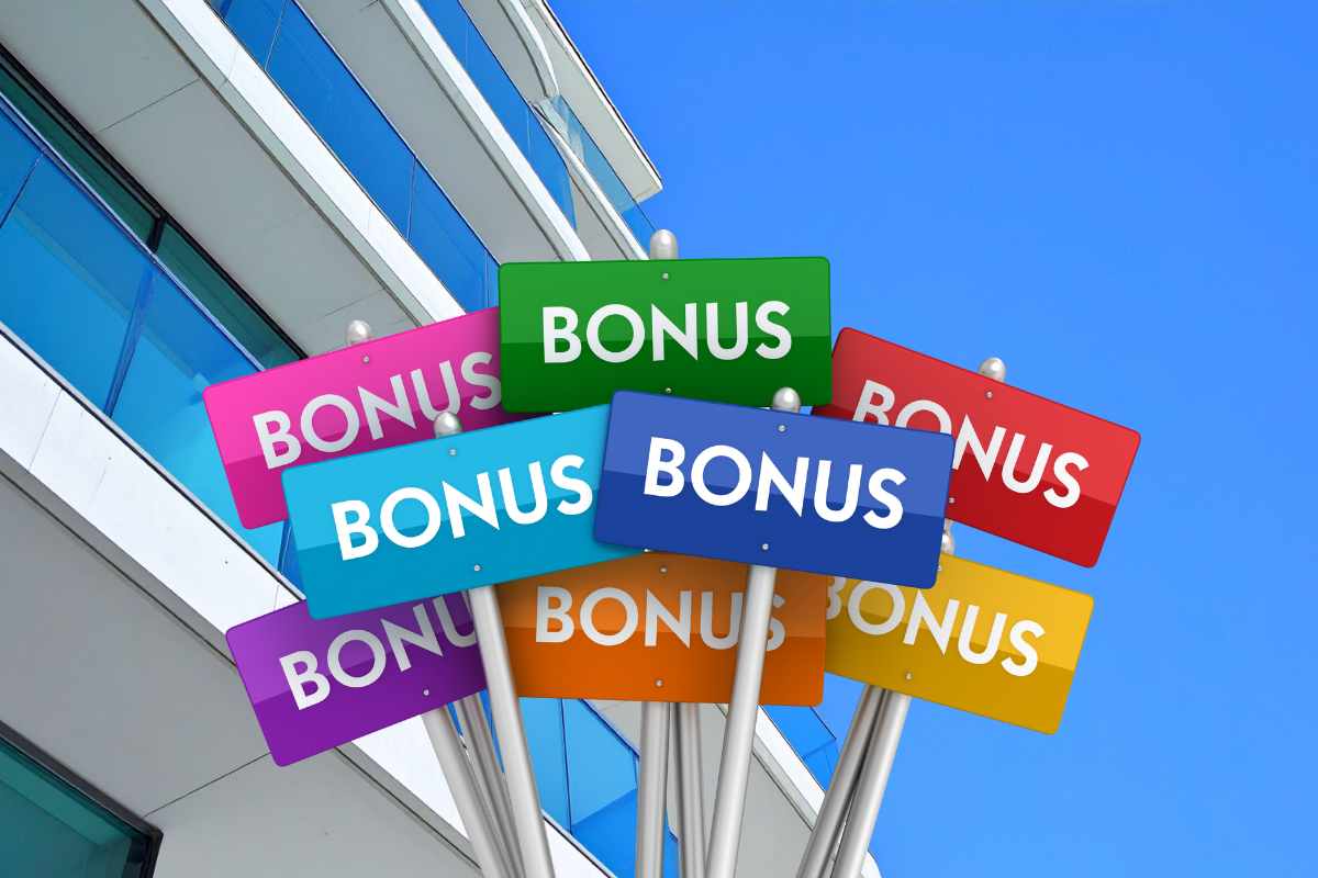 balcone con tanti cartelli colorati e scritta bonus