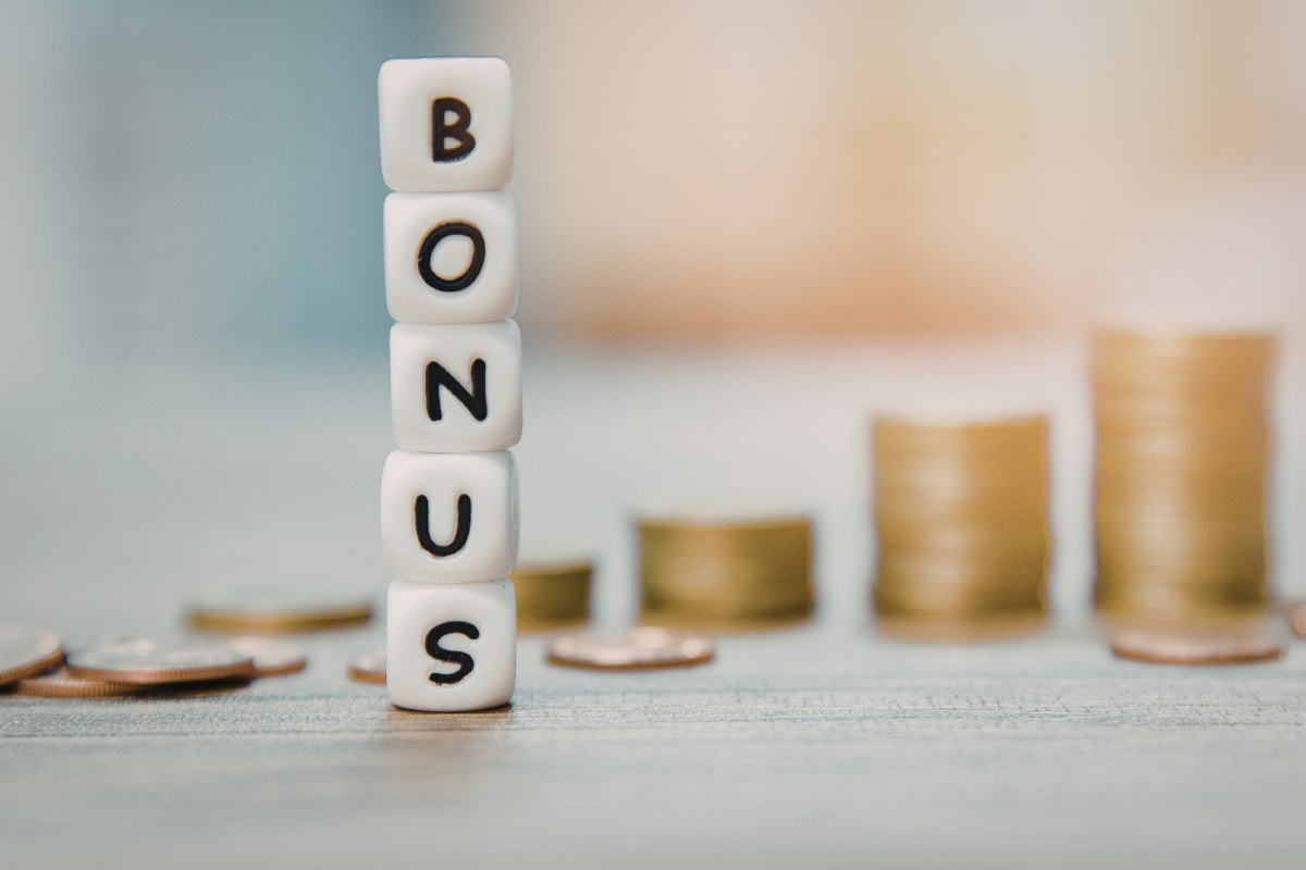 Dei dadi che hanno sopra delle lettere e che insieme compongono la parola "bonus"