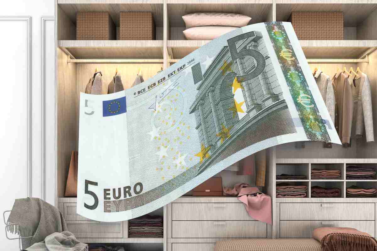 cabina armadio sullo sfondo con vestiti e banconota da 5 euro in primo piano