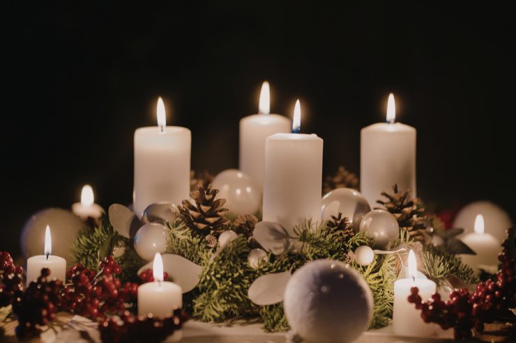 diverse candele e dei centrotavola