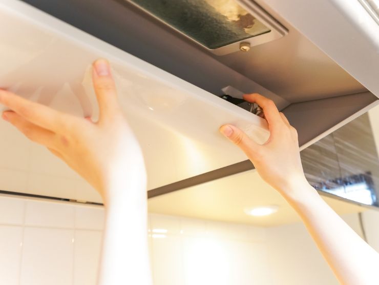 persona che smonta filtri della cappa