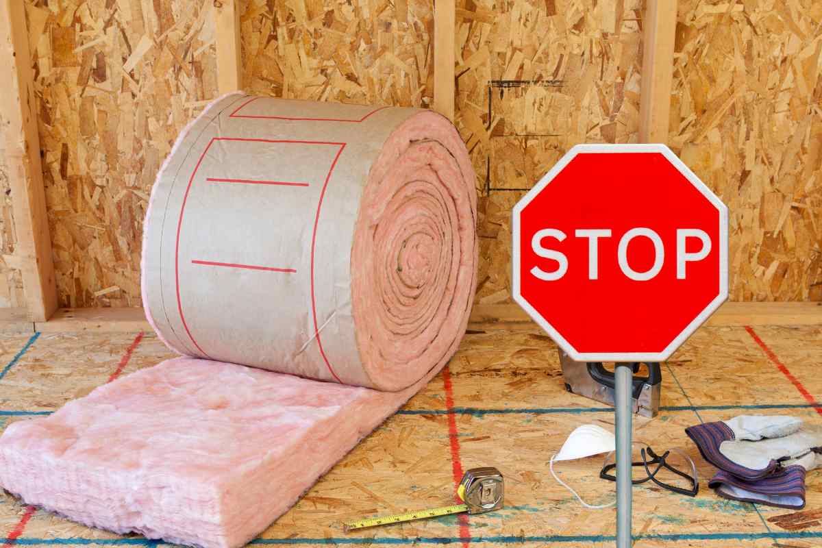 Del materiale del cappotto termico ed un segnale di stop