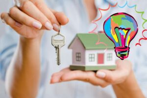 mano con chiave e mano con casa con lampadina tutta colorata per idea