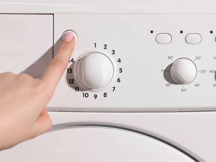 persona che imposta lavatrice