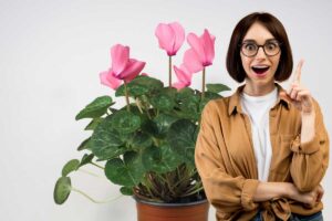 donna con idea e ciclamino rosa alle spalle