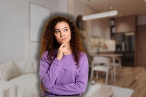 salotto piccolo e donna che pensa