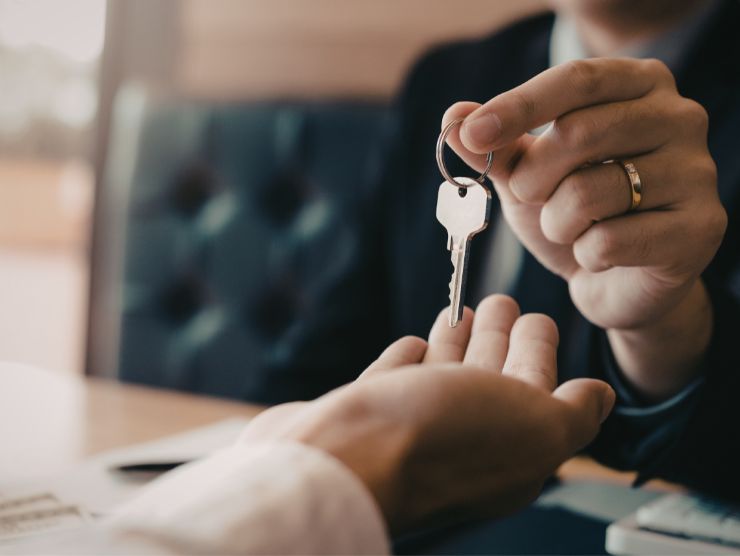 persona che cede le chiavi di casa ad un'altra persona