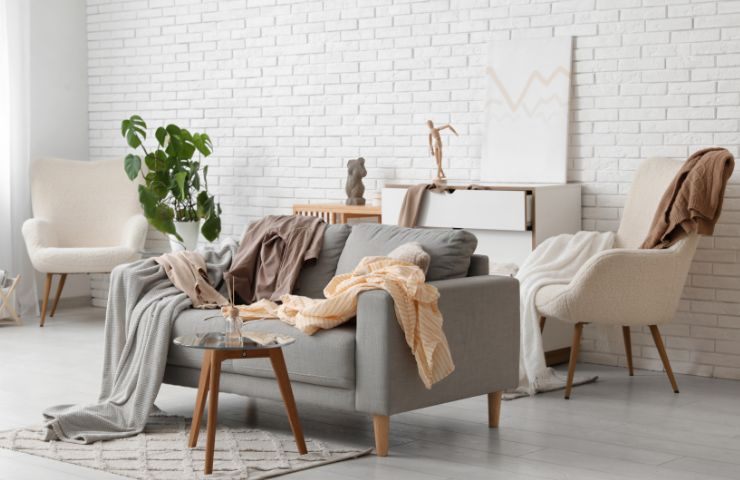 vestiti sparsi sul divano