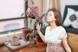 soggiorno di casa, x rossa su profumatori per ambiente e donna che sente buon odore