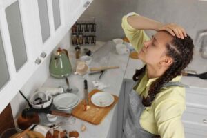 donna disperata mentre guarda cucina in disordine