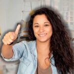 lavori di ristrutturazione in casa e donna che fa ok con le mani