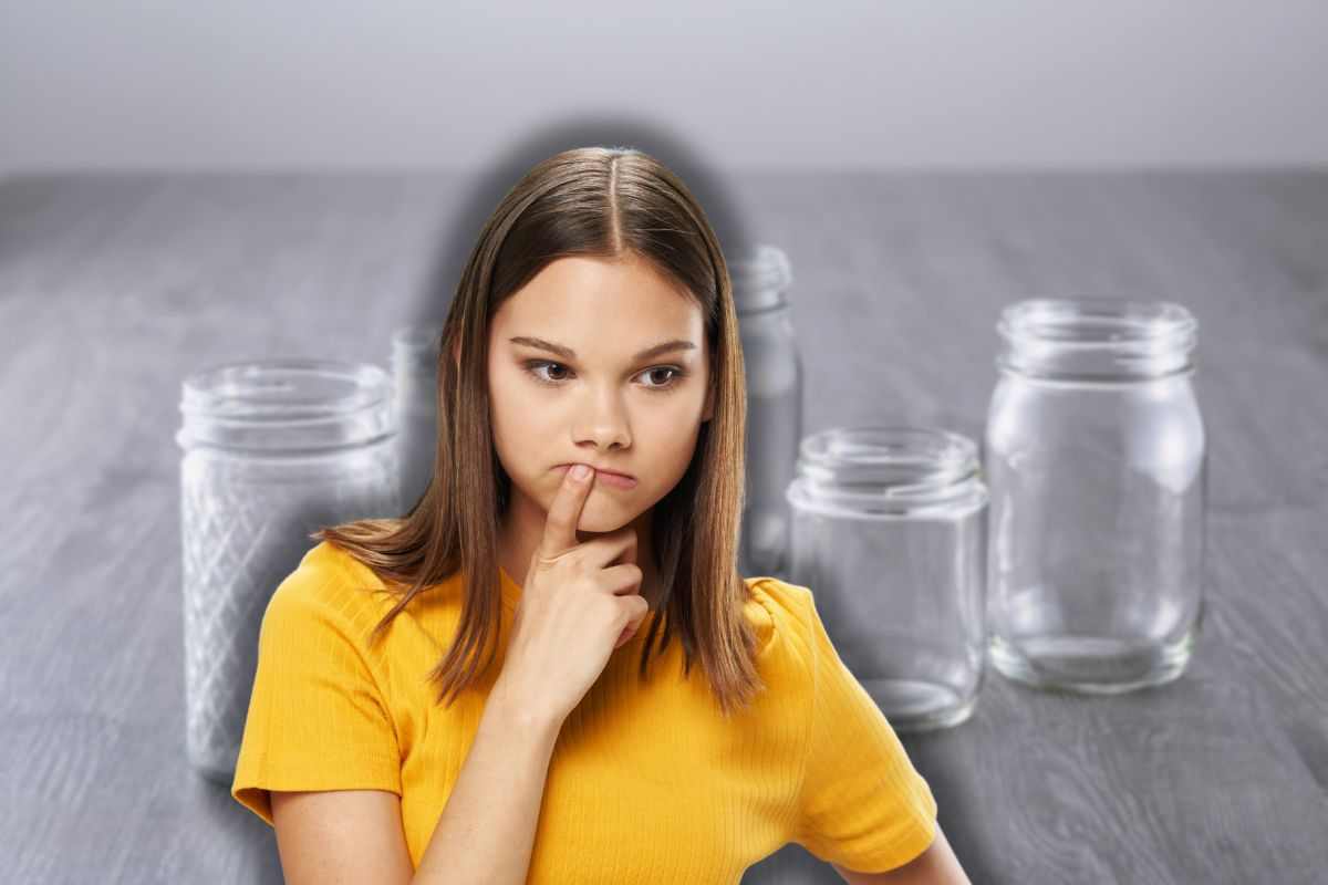 barattolo di vetro e donna che pensa