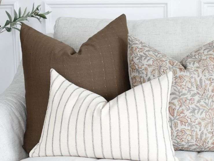 tris di cuscini sul divano