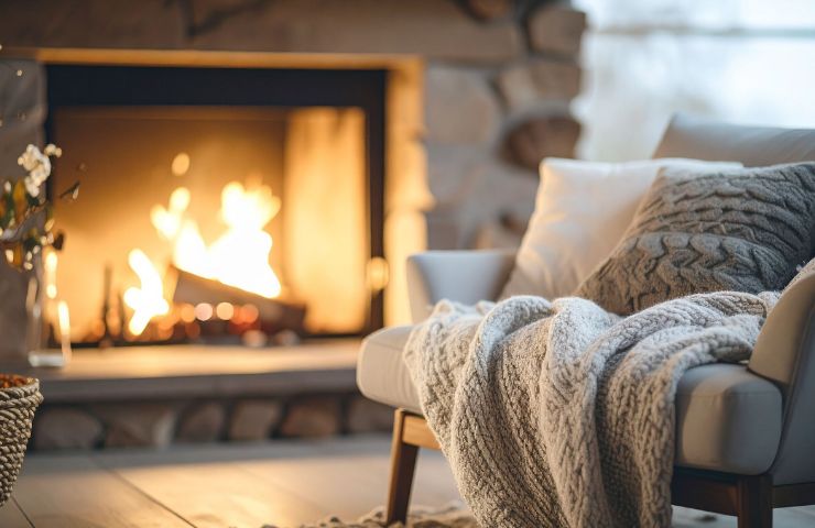 poltrona in salotto con camino sullo sfondo