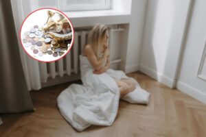 donna attaccata al termosifone e salvadanaio