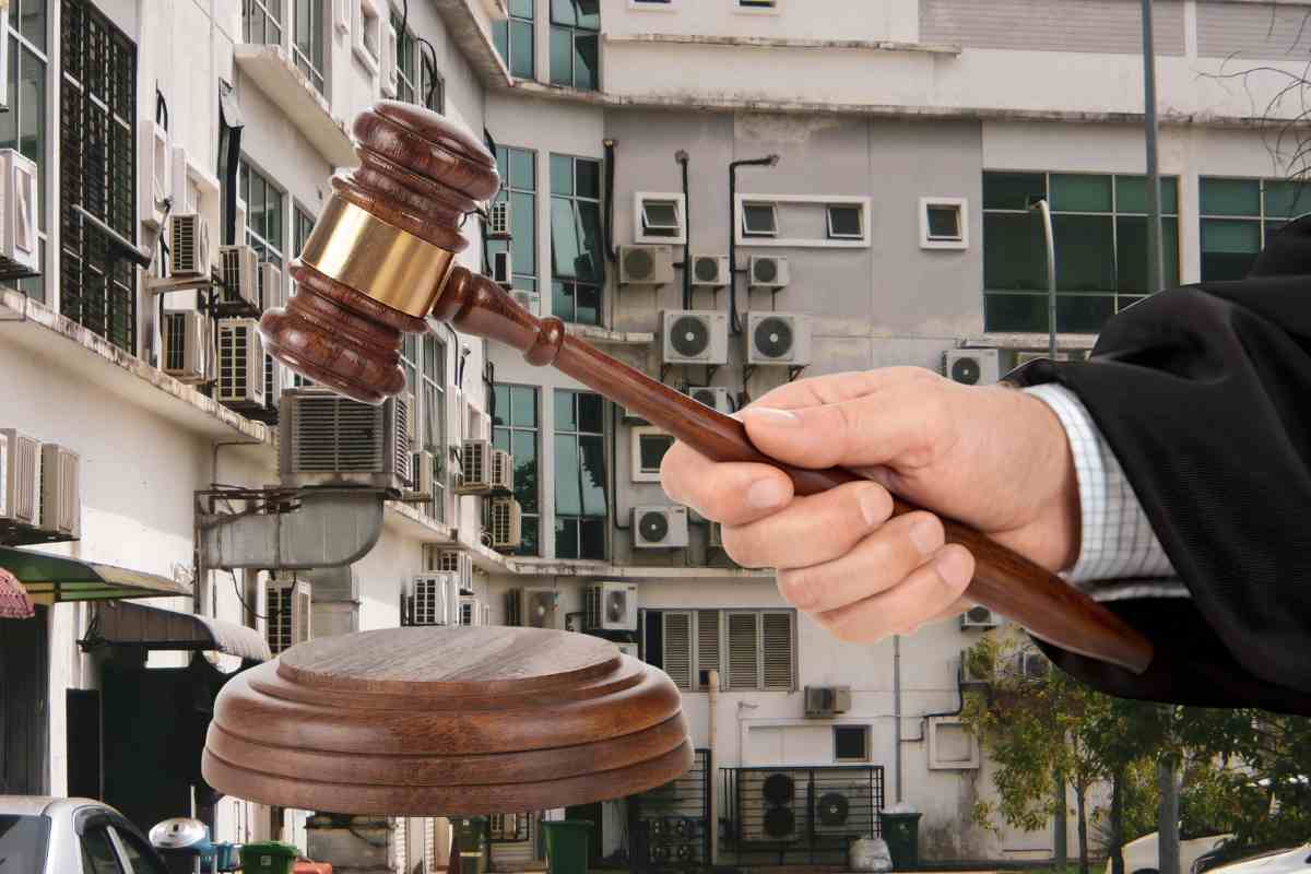 muro condominio con condizionatori installati