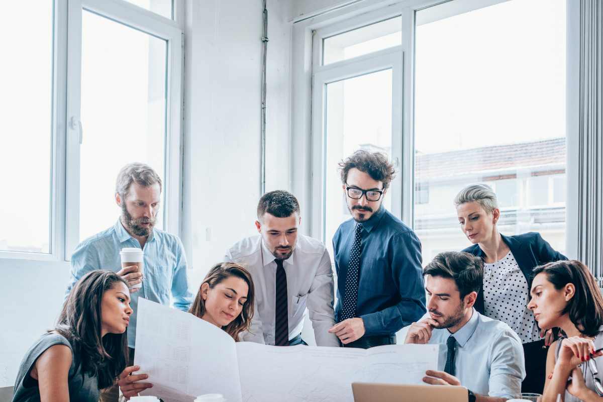 persone che guardano documenti e discutono 