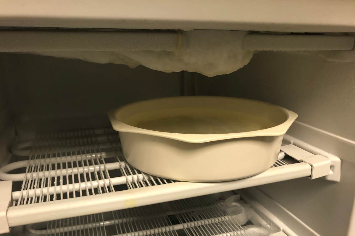 pentola dentro al congelatore con ghiaccio