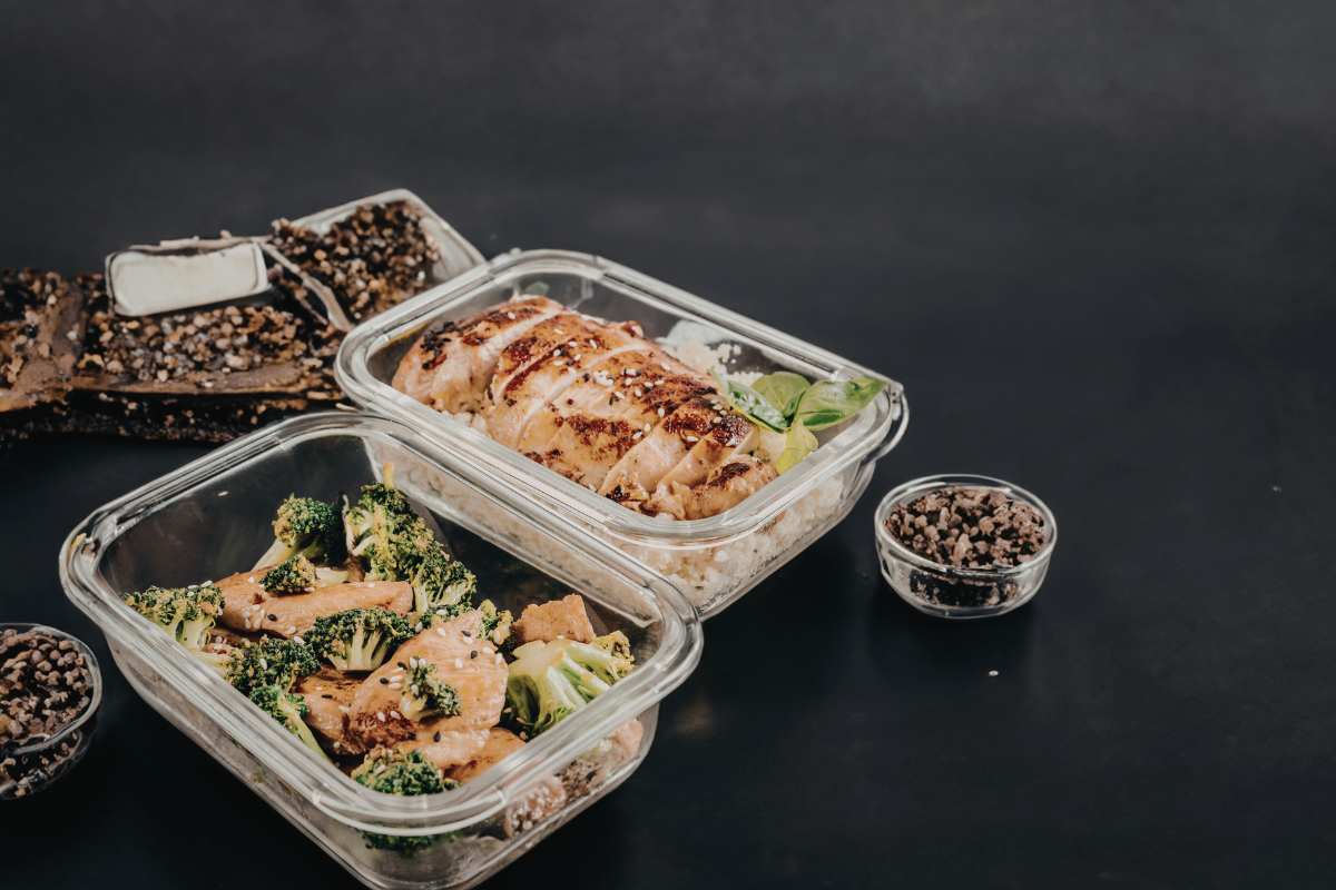 alimenti dentro contenitori di plastica 