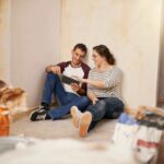coppia in una casa da ristrutturare