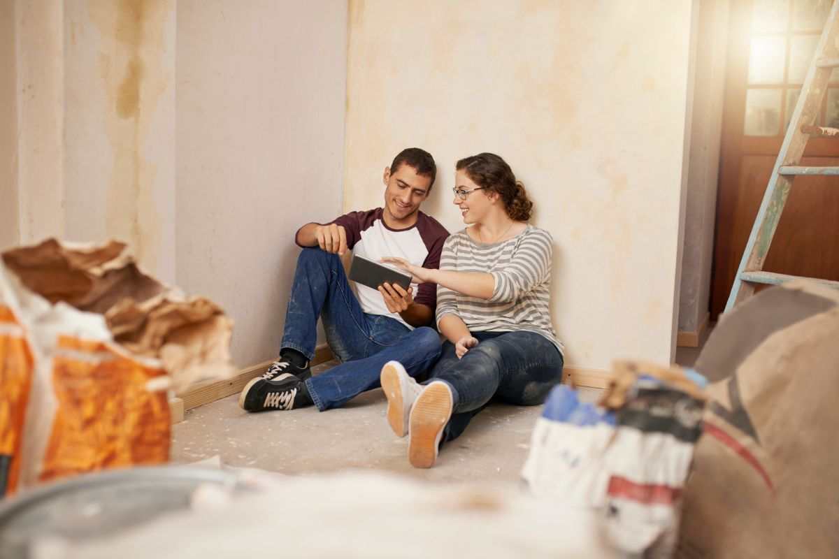 coppia in una casa da ristrutturare