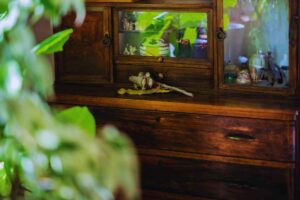 vecchia credenza di legno scuro