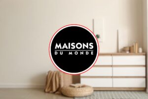 logo in primo piano di maisons du monde e sfondo di una credenza poggiata su una parete