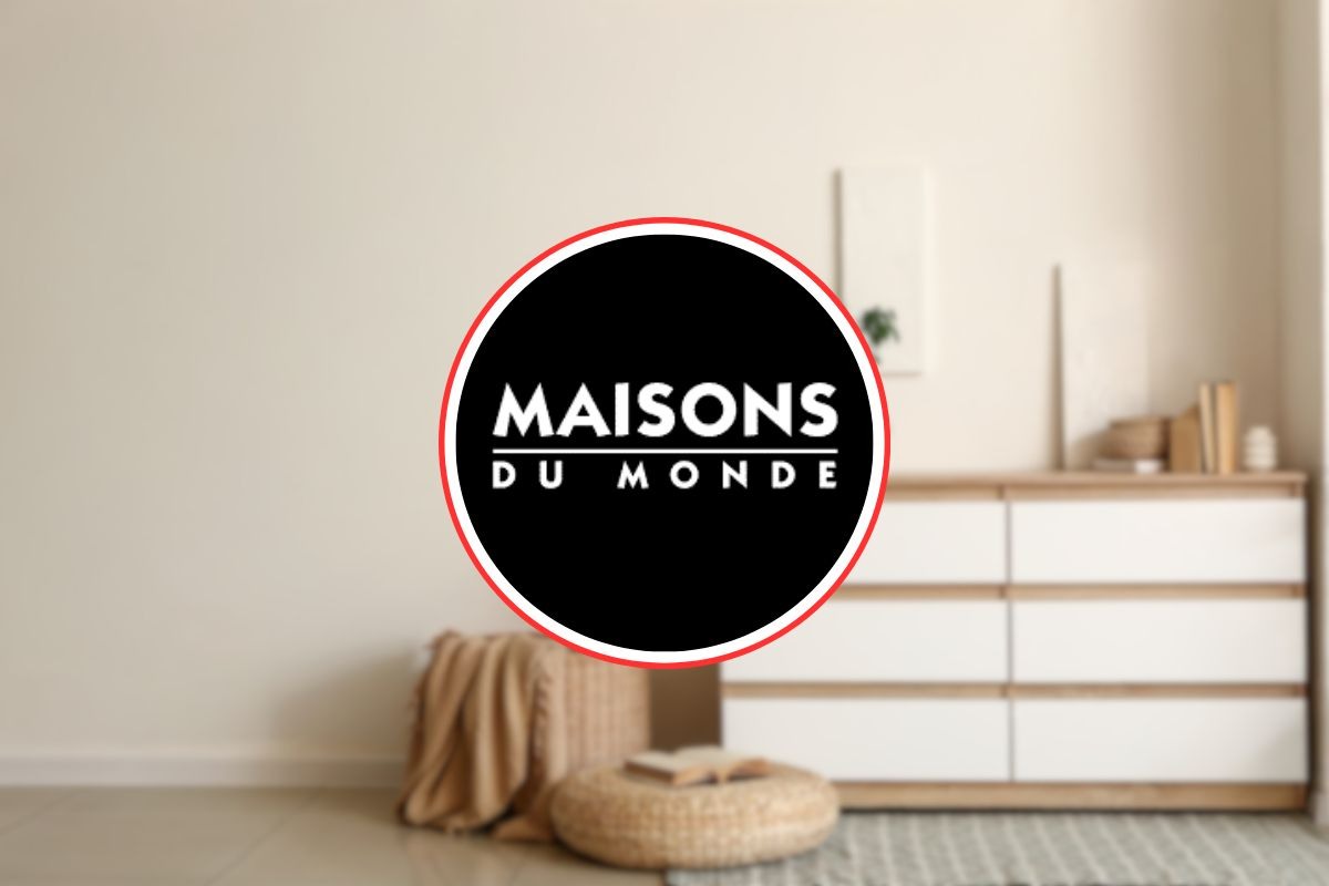 logo in primo piano di maisons du monde e sfondo di una credenza poggiata su una parete