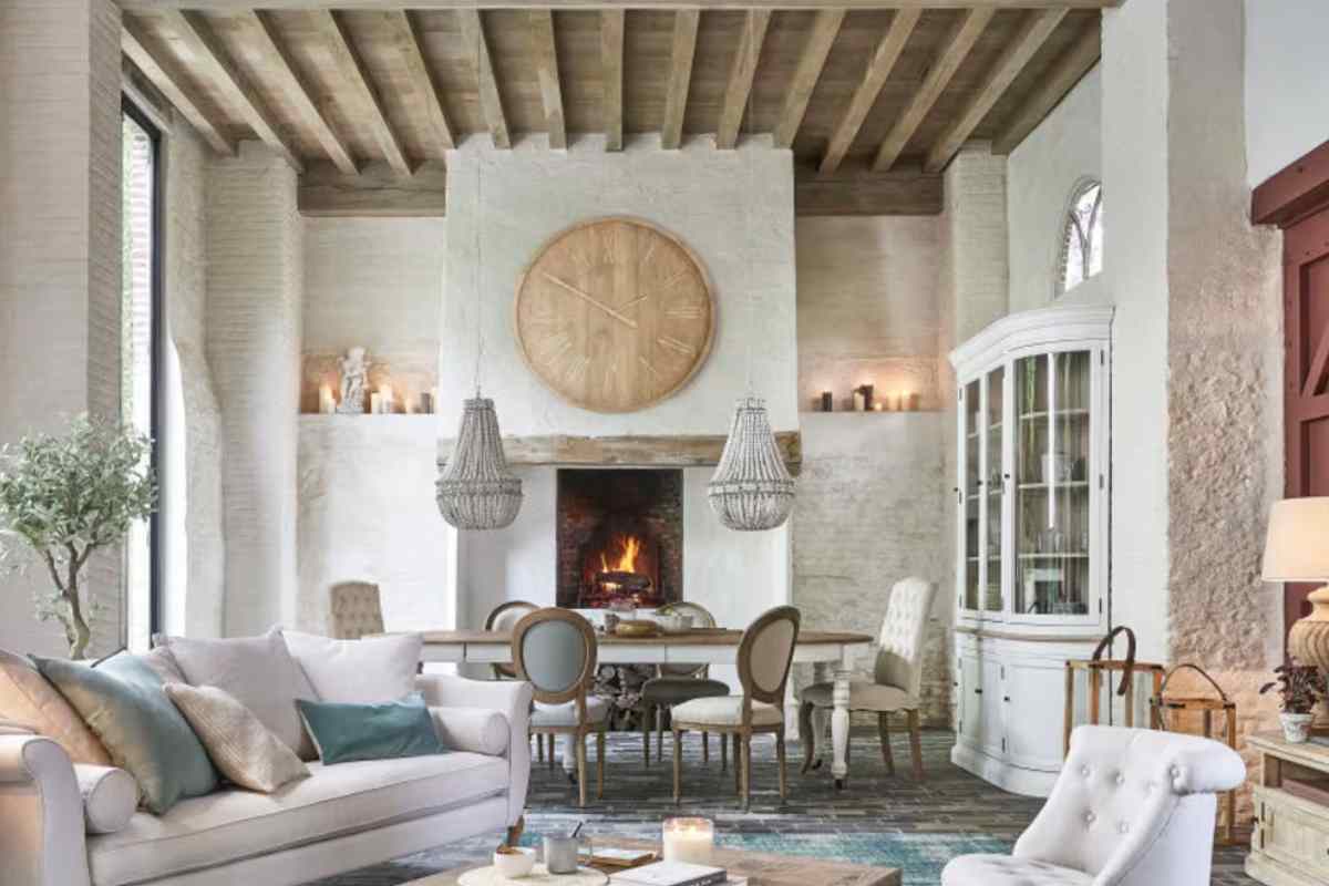 salotto in stile francese con credenza