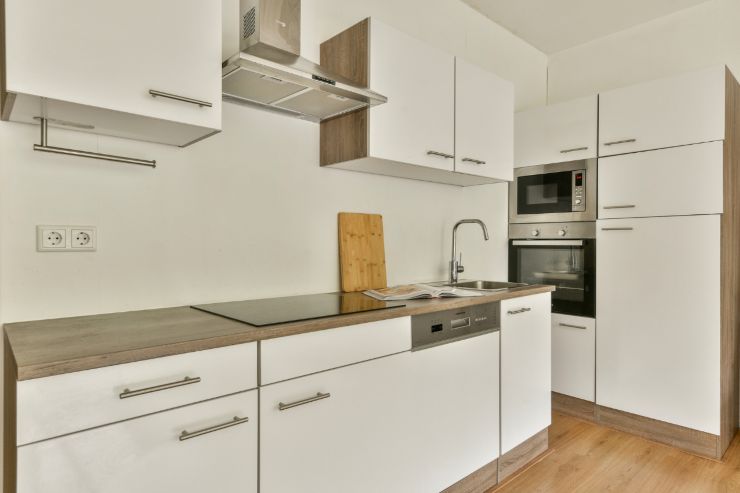 Una cucina semplice ed elegante con un frigorifero che sembra parte del mobile