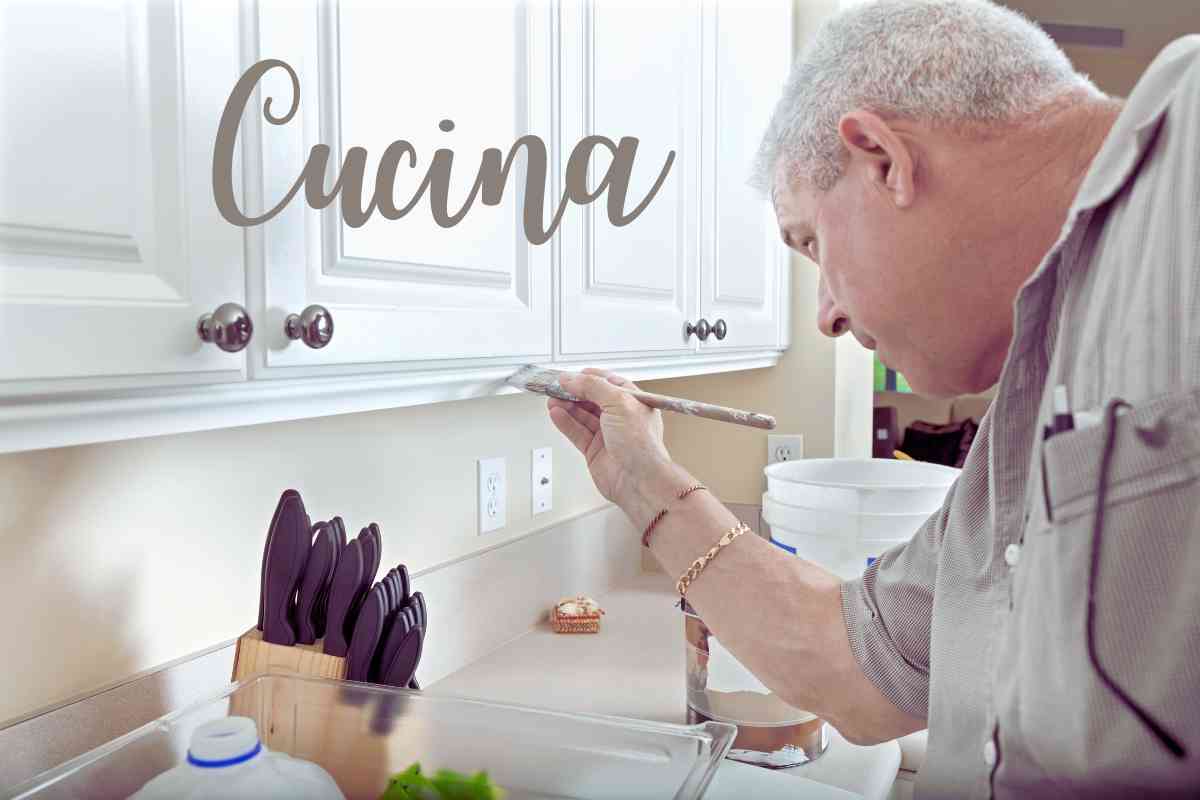 signore che pennella i pensili della cucina