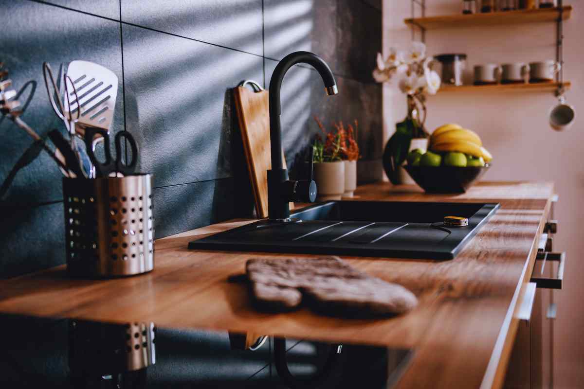 cucina legno e metallo nero