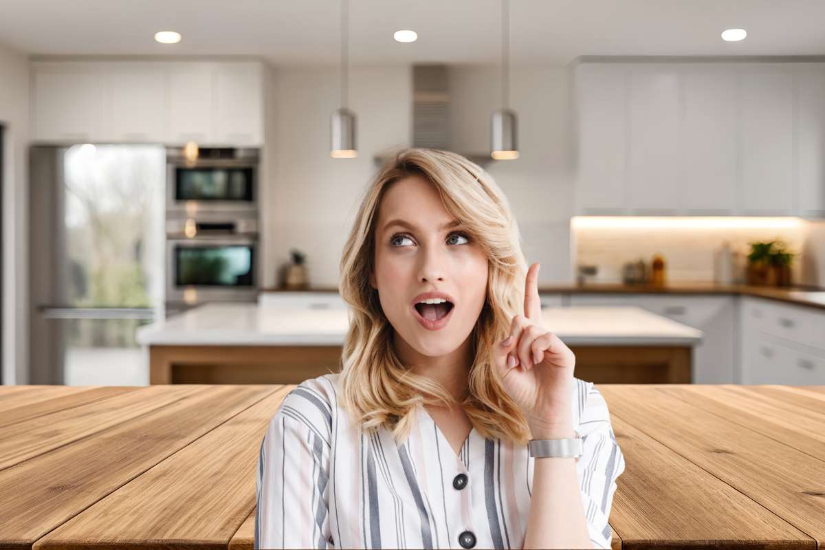 cucina moderna sullo sfondo e donna con idea in primo piano