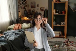 una stanza disordinata ed una psicologa in primo piano