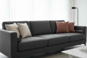 divano tre posti grigio