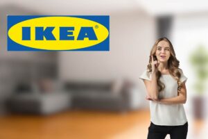 donna con idea, logo ikea e sfuocato sullo sfondo un divano