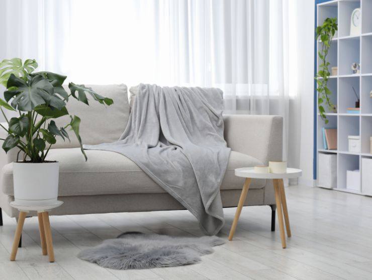 soggiorno moderno con divano e plaid