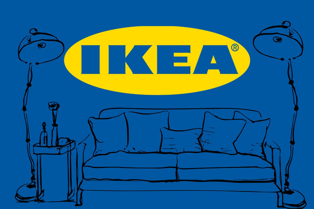 il simbolo di Ikea in alto e un disegno di un divano con un comodino e due lampade ai lati